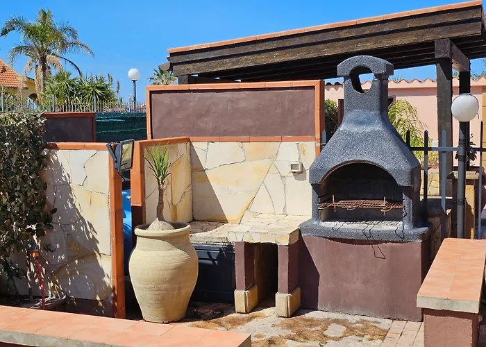 Helle Mediterrane Mit Veranda Und Garten By Interhome בית נופש צ'פאלו