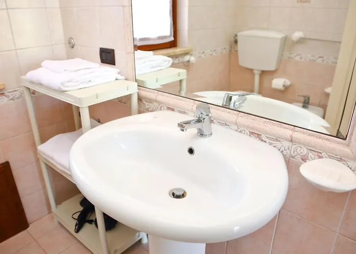 Helle Mediterrane Mit Veranda Und Garten By Interhome בית נופש צ'פאלו