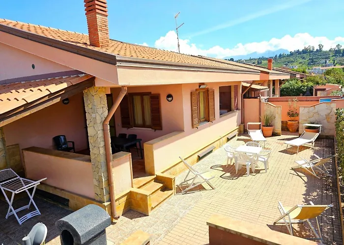 Helle Mediterrane Mit Veranda Und Garten By Interhome בית נופש צ'פאלו